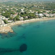 Località balneare "Noto Marina"
Una lunghissima spiaggia di sabbia dorata e scogli bianchi