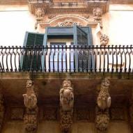 Palazzo Nicolaci di Villadorata
L'esuberanza barocca che riecheggia in un Palazzo dalle fattezze uniche e artisticamente fantasiose.