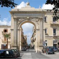 Porta Reale
Eretta in onore di re Ferdinando II di Borbone, una porta che segna l'ingresso della città giardino di pietra.